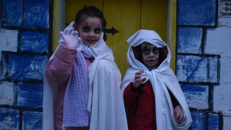 Yüzlerini boyadılar, maske taktılar.. Balkan geleneği Bocuk Gecesi kutlandı