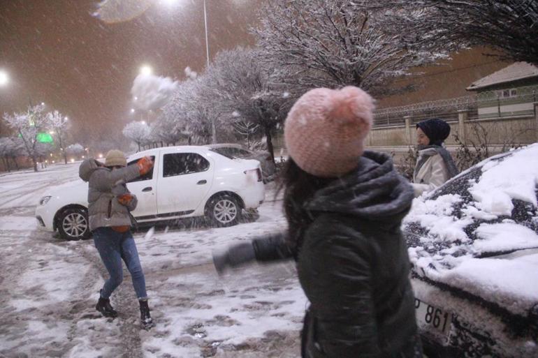 Anadolu beyaza büründü Kar yağışı etkili oldu, sınavlar ertelendi