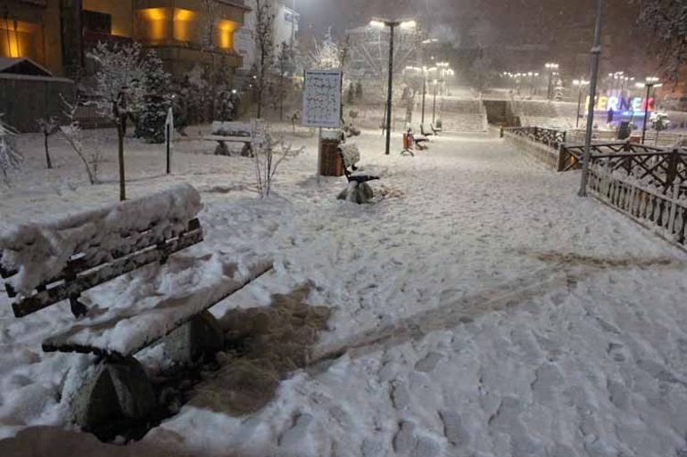 Anadolu beyaza büründü Kar yağışı etkili oldu, sınavlar ertelendi