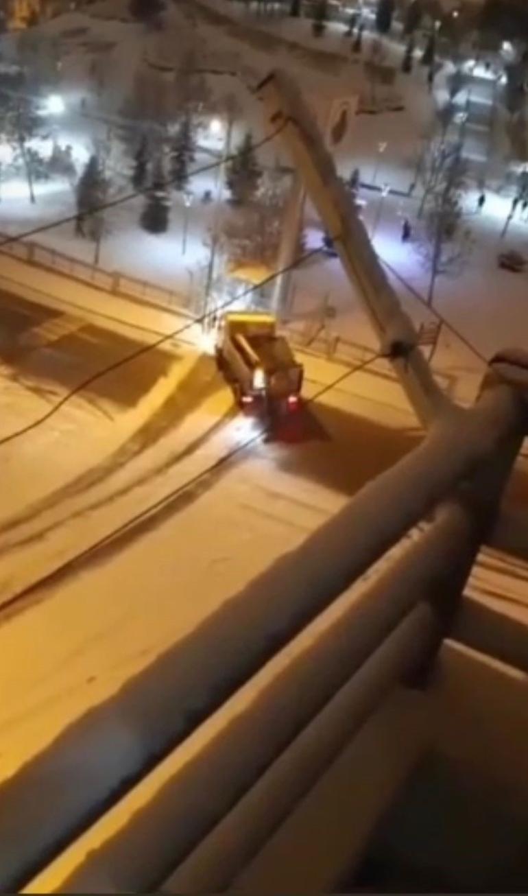 Kimilerini eğlendirdi kimilerine zor anlar yaşattı... Ankara’da kar yağışı etkisini göstermeye başladı