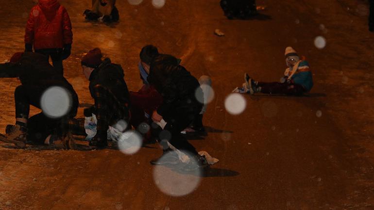 Kimilerini eğlendirdi kimilerine zor anlar yaşattı... Ankara’da kar yağışı etkisini göstermeye başladı