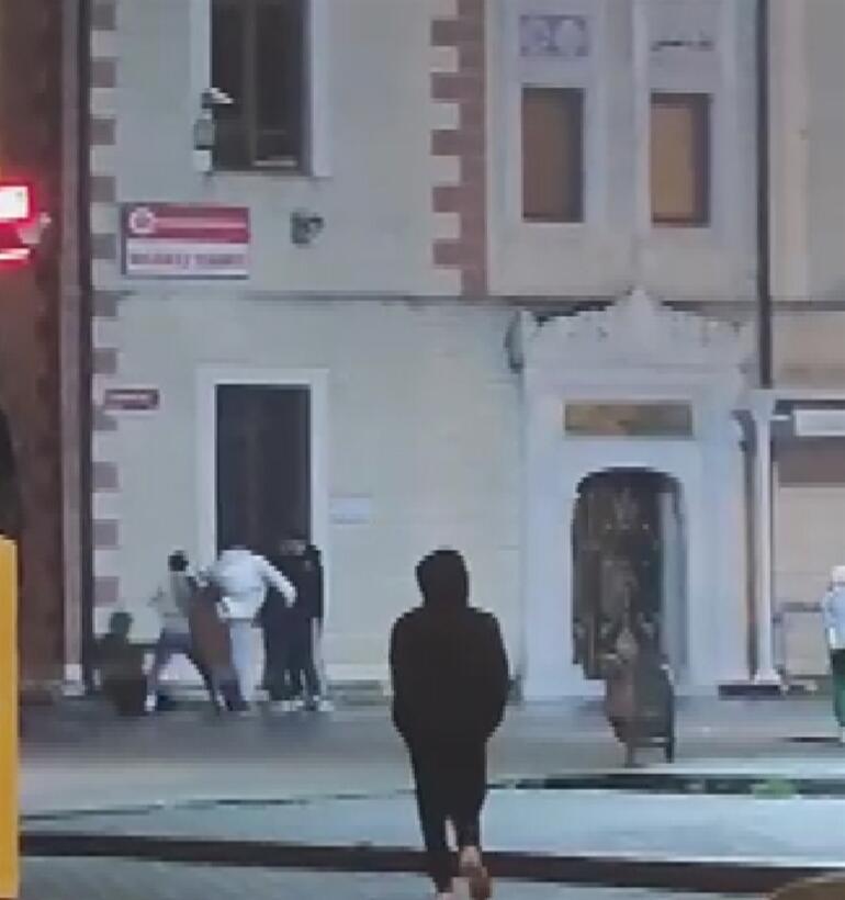 Arnavutköyde caddede yürüyen kadınla çocuğa saldırdılar