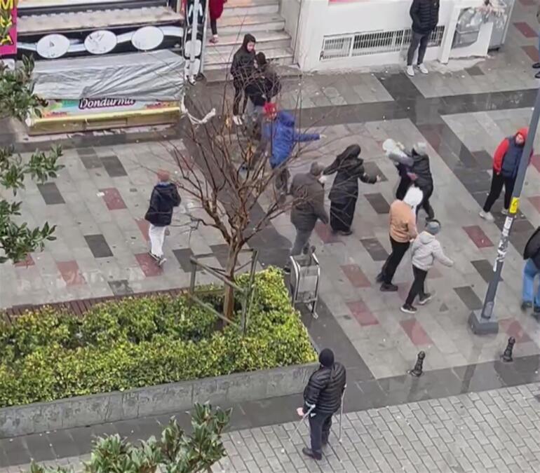 Arnavutköyde caddede yürüyen kadınla çocuğa saldırdılar