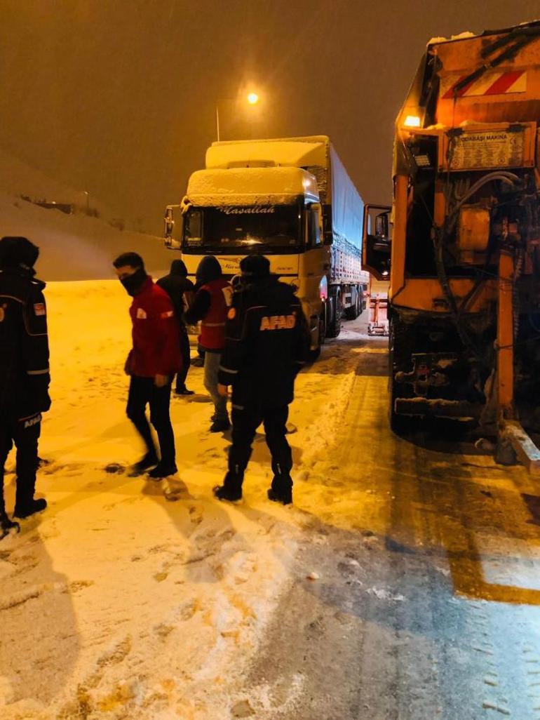 Türkiye kar altında Şehirlerarası yollar kapandı, sürücüler yolda kaldı... İşte yurtta son durum