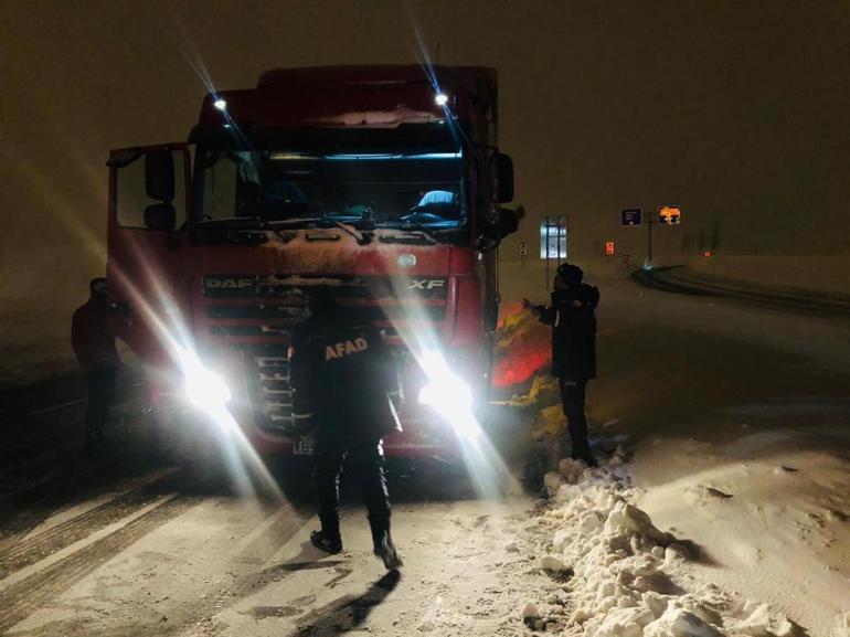 Türkiye kar altında Şehirlerarası yollar kapandı, sürücüler yolda kaldı... İşte yurtta son durum