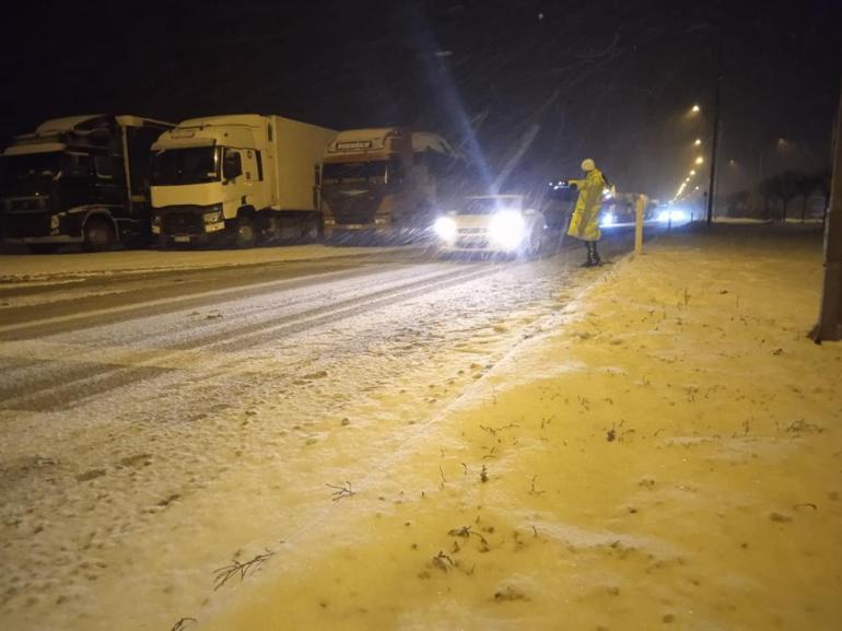 Türkiye kar altında Şehirlerarası yollar kapandı, sürücüler yolda kaldı... İşte yurtta son durum