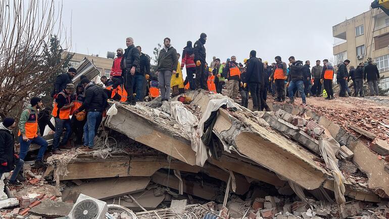 Raziye ve Gülşen öğretmenin kahreden ölümü Depremden kaçtı, yıkılan minarenin altında kaldı