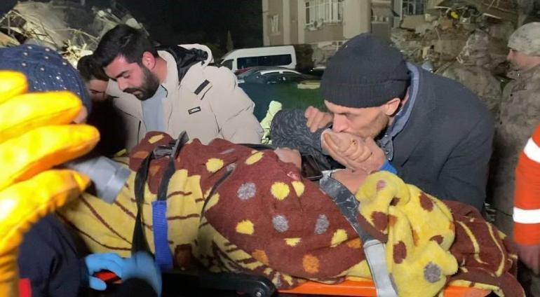 Umut dolu bekleyiş ve sevinç gözyaşları: Enkazdan mucize kurtuluşlar 100. saatte enkazdan çıkarıldılar