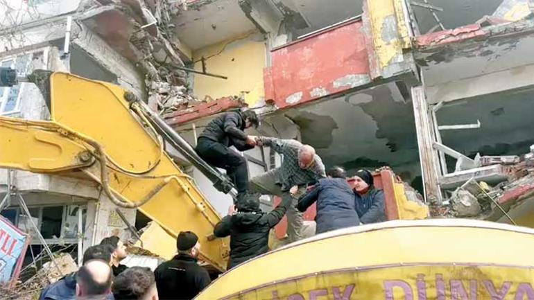 Yerle bir olan binadan mucize kurtuluş: 9. kattan yere yuvarlandılar