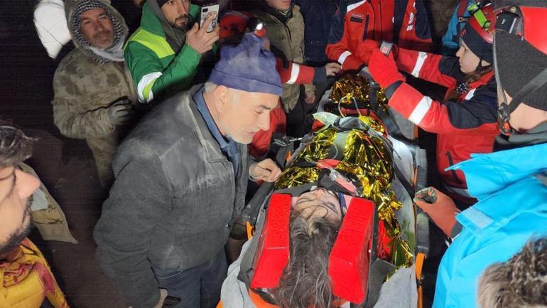 Umut dolu bekleyiş ve sevinç gözyaşları: Enkazdan mucize kurtuluşlar 100. saatte enkazdan çıkarıldılar