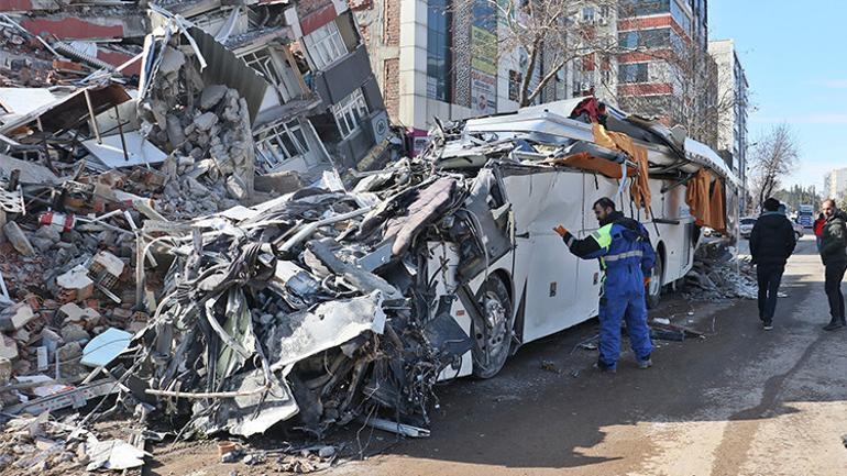 Enkazdakileri arayıp dalga geçenleri de gördük Deprem olsun diye dua edenleri de... Bu kötülüğün sebebi ne