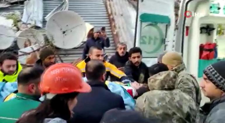 Umut dolu bekleyiş ve sevinç gözyaşları: Enkazdan mucize kurtuluşlar 100. saatte enkazdan çıkarıldılar