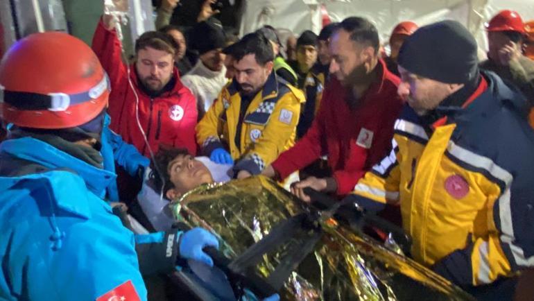 Umut dolu bekleyiş ve sevinç gözyaşları: Enkazdan mucize kurtuluşlar 100. saatte enkazdan çıkarıldılar