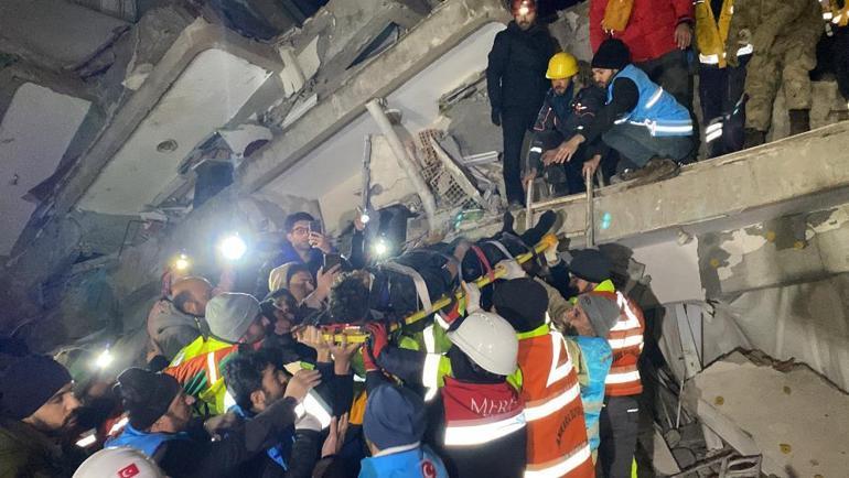 Umut dolu bekleyiş ve sevinç gözyaşları: Enkazdan mucize kurtuluşlar 100. saatte enkazdan çıkarıldılar