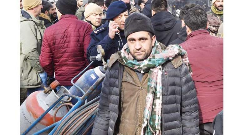 Kızları yıkılan binanın altında kalan babalar enkazı elleriyle kazıyor