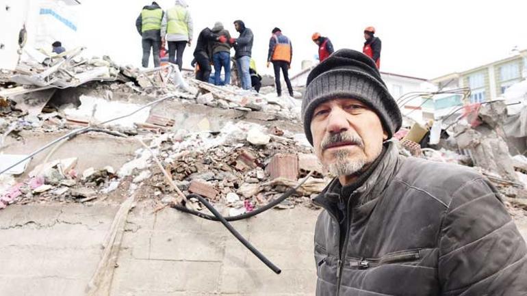 Kızları yıkılan binanın altında kalan babalar enkazı elleriyle kazıyor
