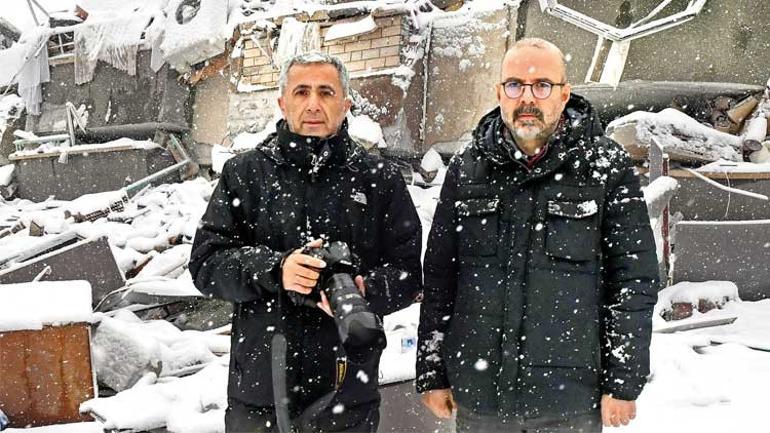 Kızları yıkılan binanın altında kalan babalar enkazı elleriyle kazıyor