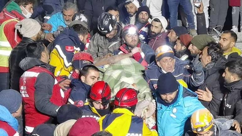 Kızları yıkılan binanın altında kalan babalar enkazı elleriyle kazıyor