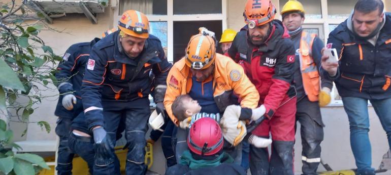 Umut dolu bekleyiş ve sevinç gözyaşları: Enkazdan mucize kurtuluşlar 100. saatte enkazdan çıkarıldılar