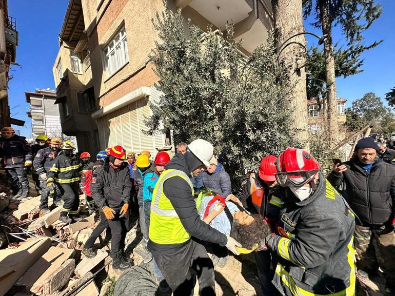 Umut dolu bekleyiş ve sevinç gözyaşları: Enkazdan mucize kurtuluşlar 100. saatte enkazdan çıkarıldılar
