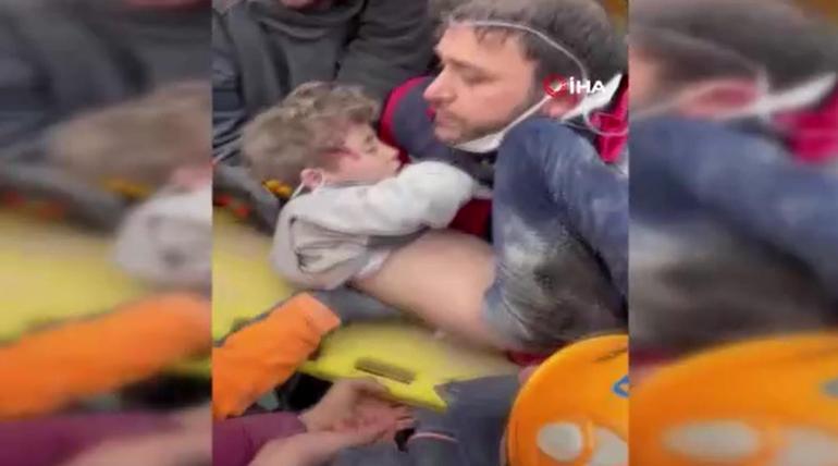 Umut dolu bekleyiş ve sevinç gözyaşları: Enkazdan mucize kurtuluşlar 100. saatte enkazdan çıkarıldılar