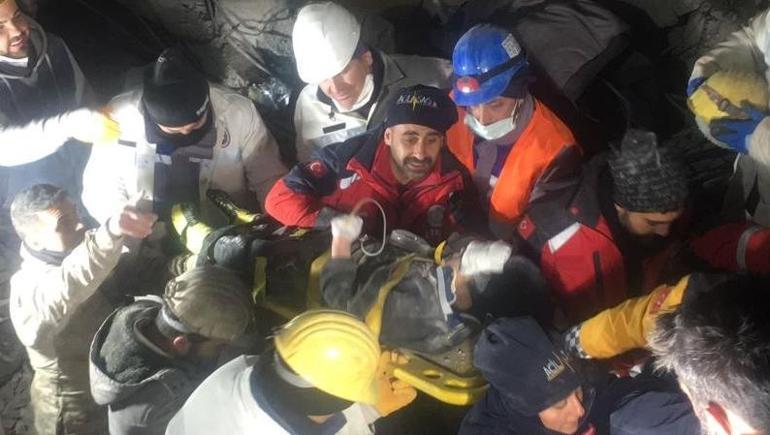 Umut dolu bekleyiş ve sevinç gözyaşları: Enkazdan mucize kurtuluşlar 100. saatte enkazdan çıkarıldılar