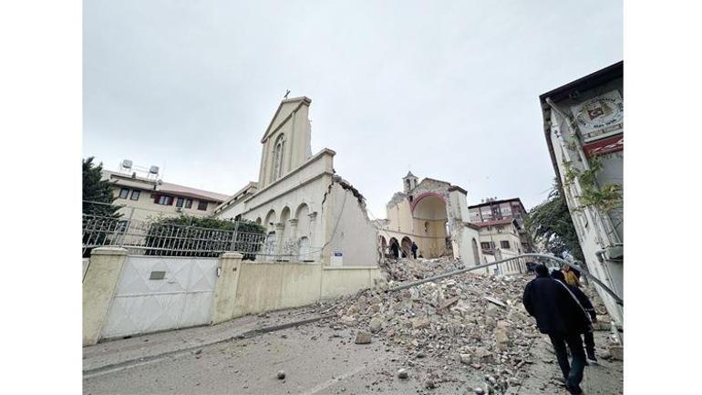 Deprem en önemli tarihi sit alanlarını da vurdu: Ayaktalar