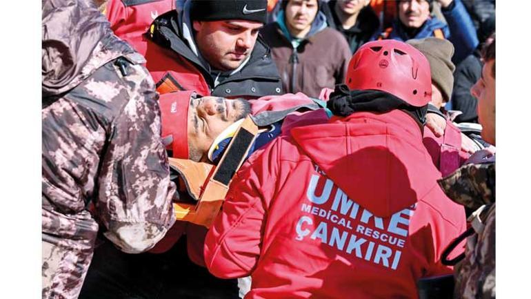 Canları pahasına iğneyle kuyu kazıyorlar