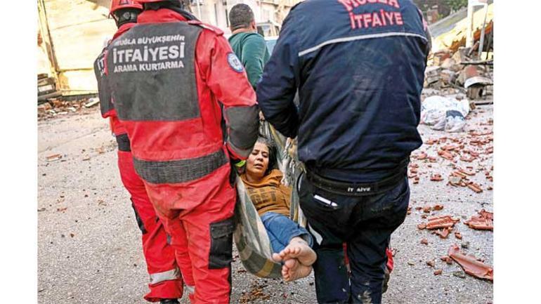 Canları pahasına iğneyle kuyu kazıyorlar