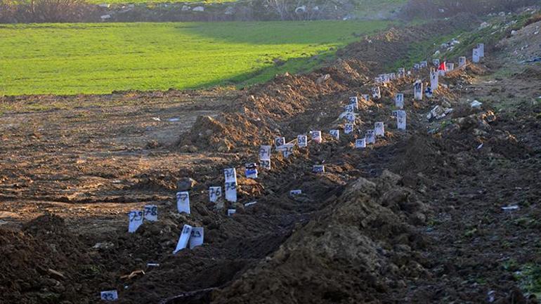 Hatayda deprem mezarlığında numaralı defin