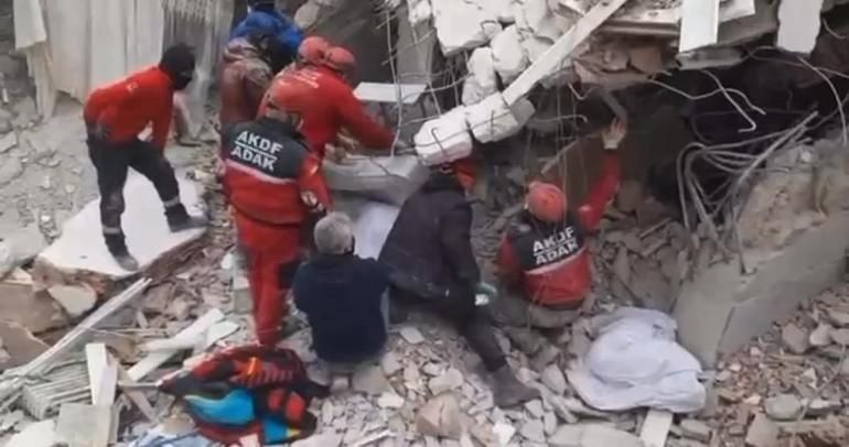 Hatayda korku dolu an: Kurtarma ekibi enkaz altında kaldı... Anbean görüntülendi