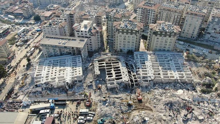 Nasıl devrildiler Binaların temeliyle birlikte yerinden çıkarak yıkılması ne anlama geliyor “Bu tür yapıları daha önce Adapazarı’nda görmüştük”