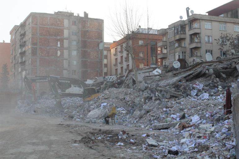 Aynı apartmanda 15 akrabasını kaybetti... 16 yaşındaki yeğeni için bekliyor