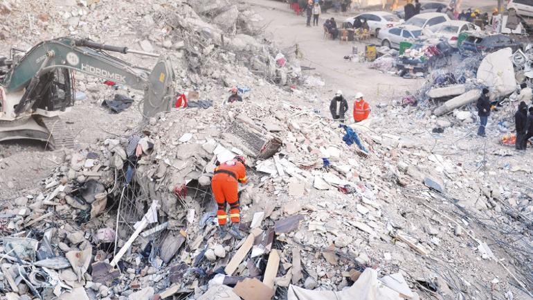 Ebrar Sitesi’nin enkazı kum gibi... 8 blok 320 daire un ufak serilmiş