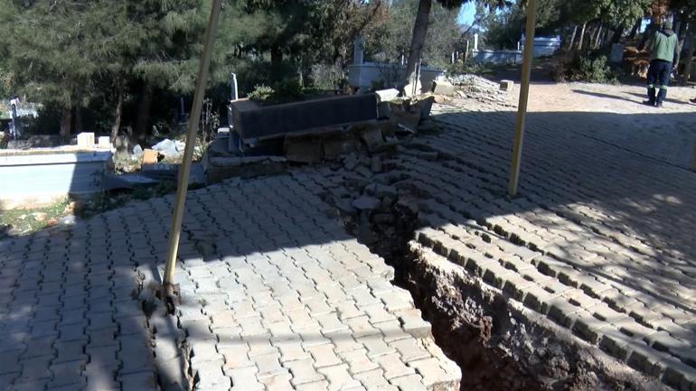 Deprem, köyü ortadan ikiye böldü Kıyamet kopuyor sandık