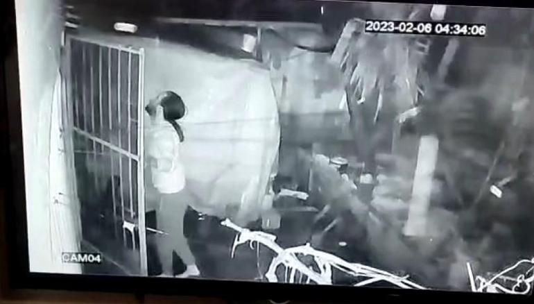 Depremdeki can pazarı kamerada Çocuğunu kucaklayıp dışarı kaçtı