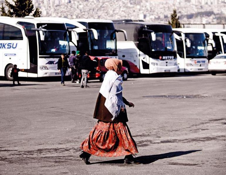 Kimi kamyonla kimi çantayla kimi bir torba eşyayla şehri terk ediyor