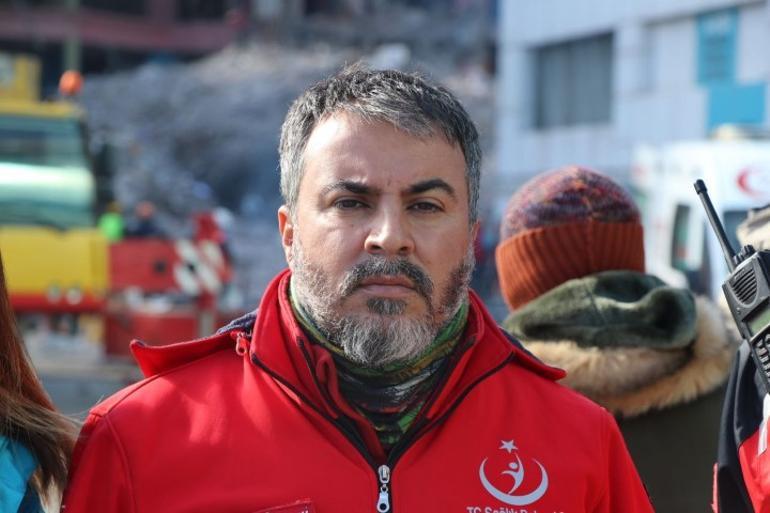 Kahraman sağlıkçılar mucize anlarını anlattı: 2 aylık bebeği montumun arasına koyarak çıkardım