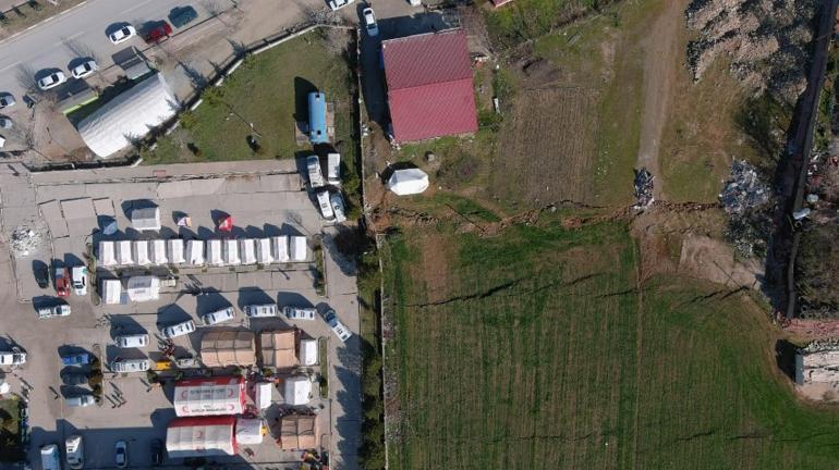 Deprem sonrası hastane bahçesinde yarıklar oluştu