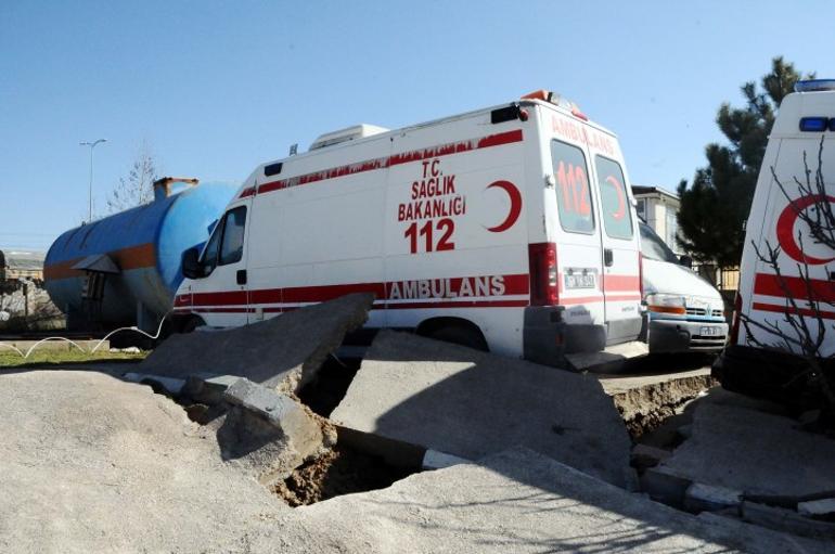 Deprem sonrası hastane bahçesinde yarıklar oluştu