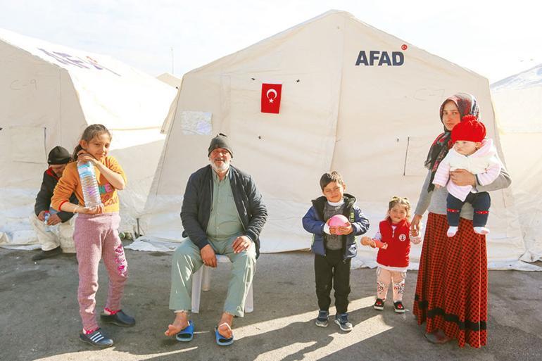 Evsiz ve işsiz kalan depremzedelerde belirsizlik hâkim... Ne yapacağız bilmiyoruz