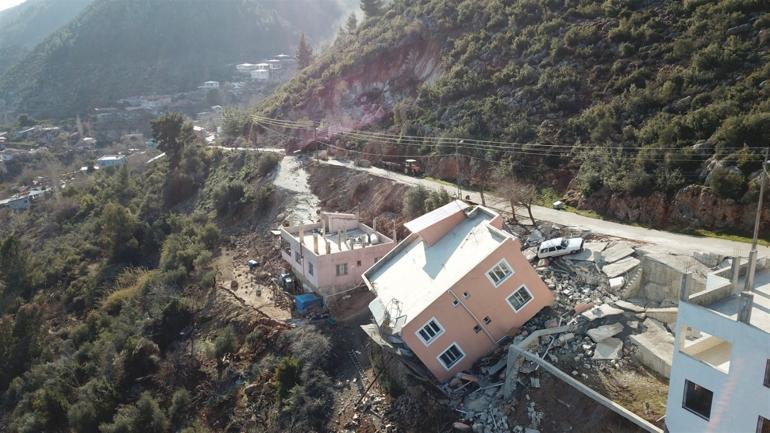Hatay- Kırıkhanda deprem kayaları yuvarladı Köydeki 49 kişi hayatını kaybetti