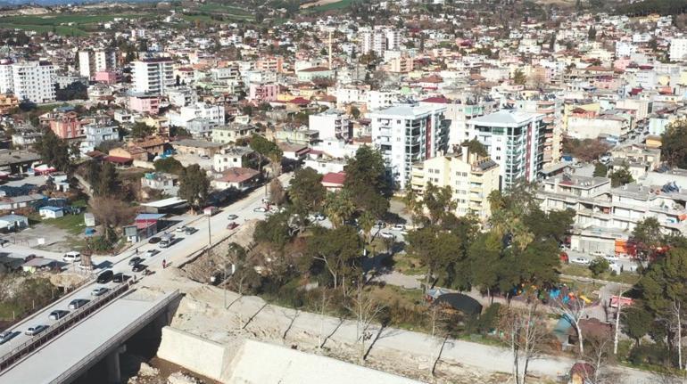 Depremzedeler, tek bir binanın dahi yıkılmadığı komşu kente göç ediyor