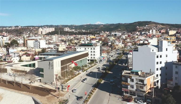 Depremzedeler, tek bir binanın dahi yıkılmadığı komşu kente göç ediyor