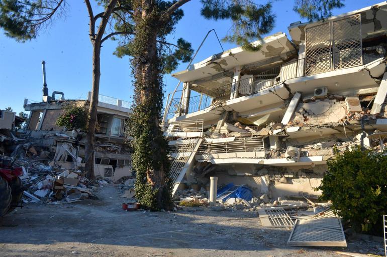 Depremde Arsuzda deniz kıyısındaki otel de enkaza döndü