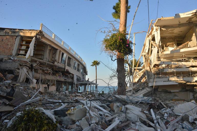 Depremde Arsuzda deniz kıyısındaki otel de enkaza döndü