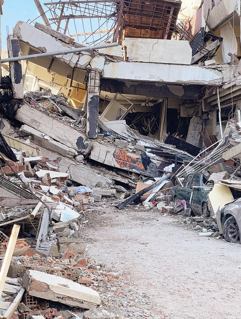 ‘20 sene kiradaydık, zar zor bu evi aldık. Keşke hiç evim olmasaydı da evlatlarıma bir şey olmasaydı’