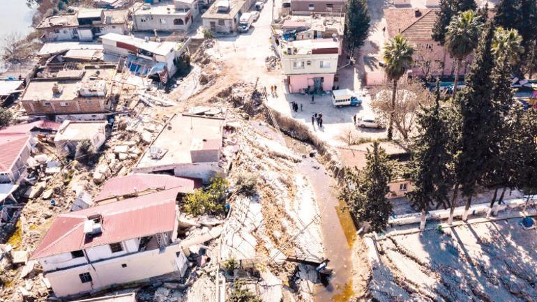 Evlerinin ortasından fay geçti... Kıyameti yaşadık