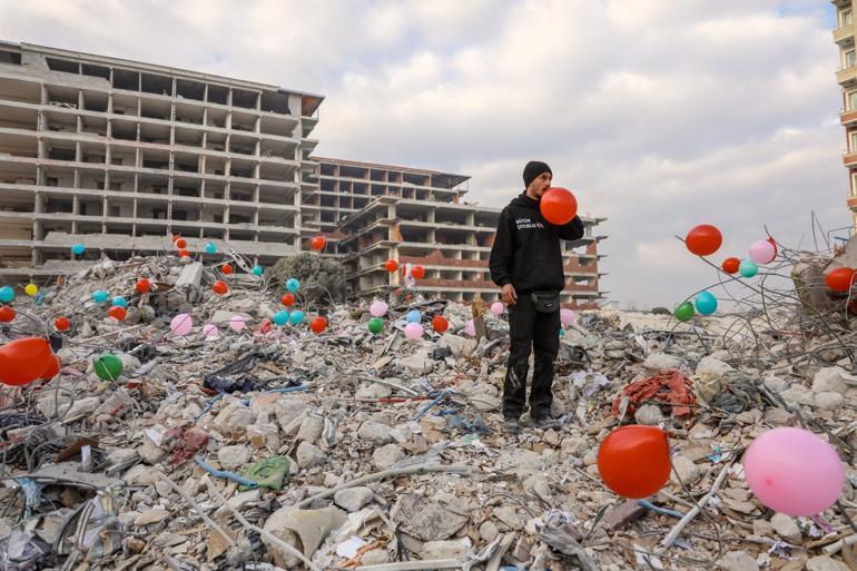 Hatayda depremde ölen çocuklar için enkaz alanlarına renkli balon koydular