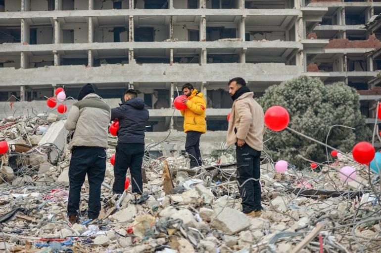 Hatayda depremde ölen çocuklar için enkaz alanlarına renkli balon koydular